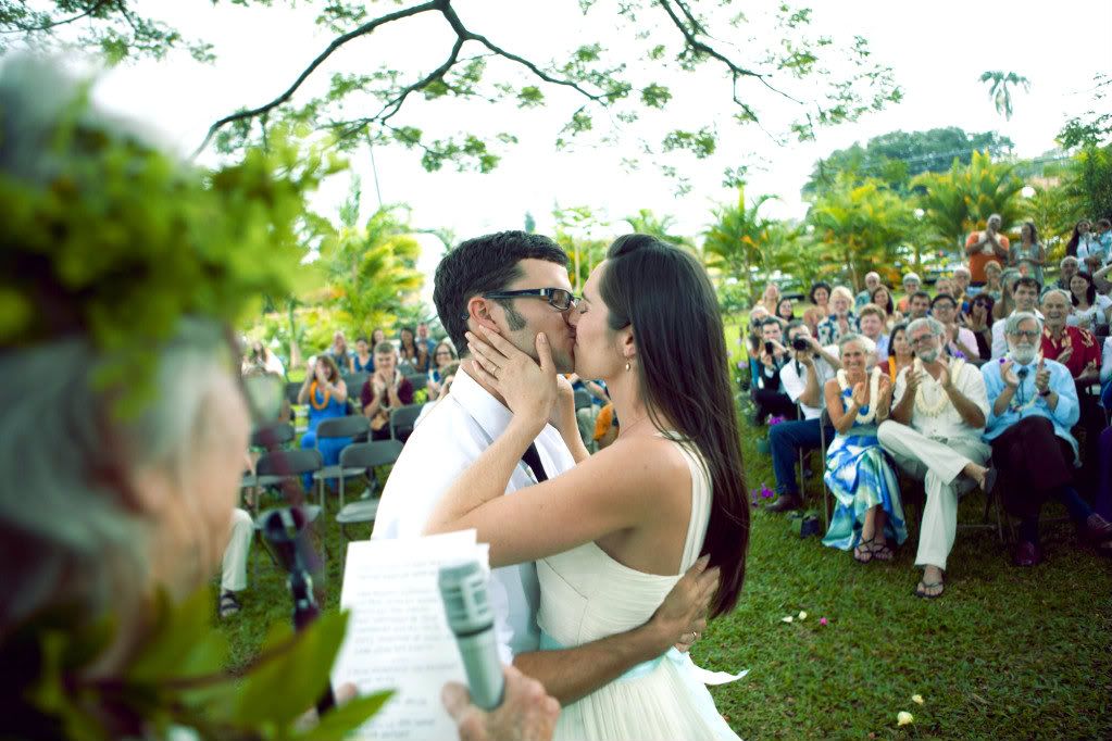 wedding kiss hawaii